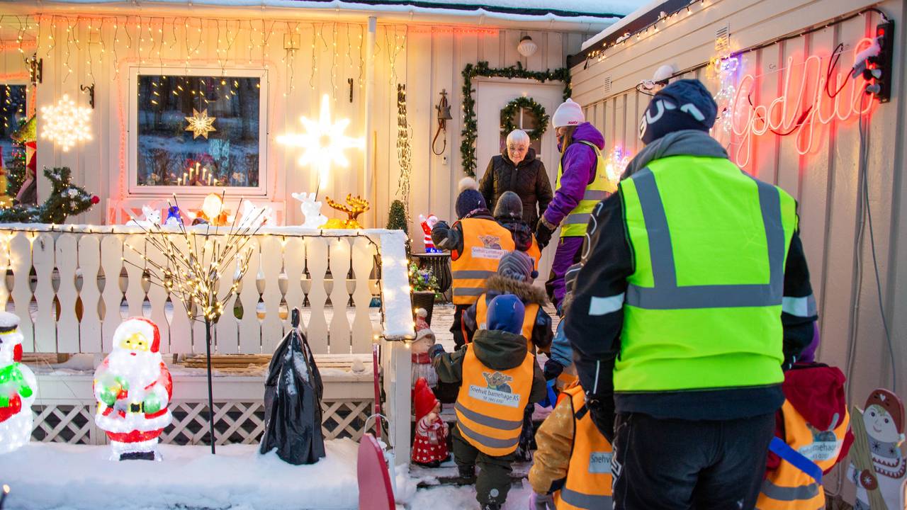 Inger-Johanne Pedersen tar imot barnehagebarn i julehuset sitt