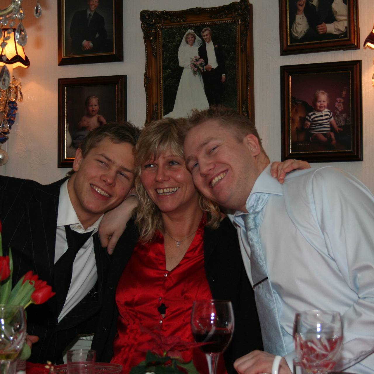 Ole Johnny Broholt Bakke smiler til kamera mens han holder rundt sine familiemedlemmer