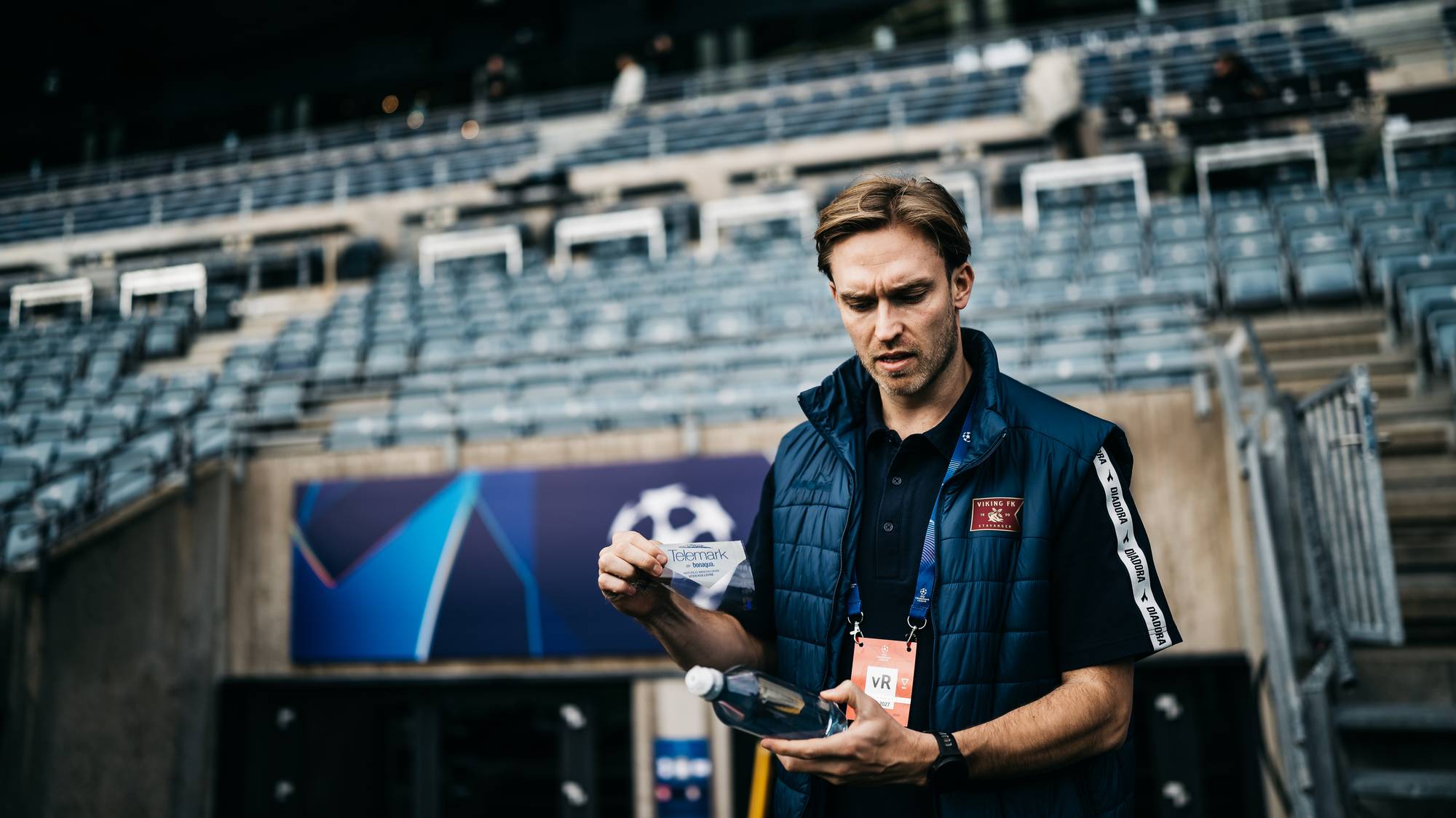 Tord Malde Pedersen administrasjonsansvarlig i Viking tar av etiketten på en flaske. 