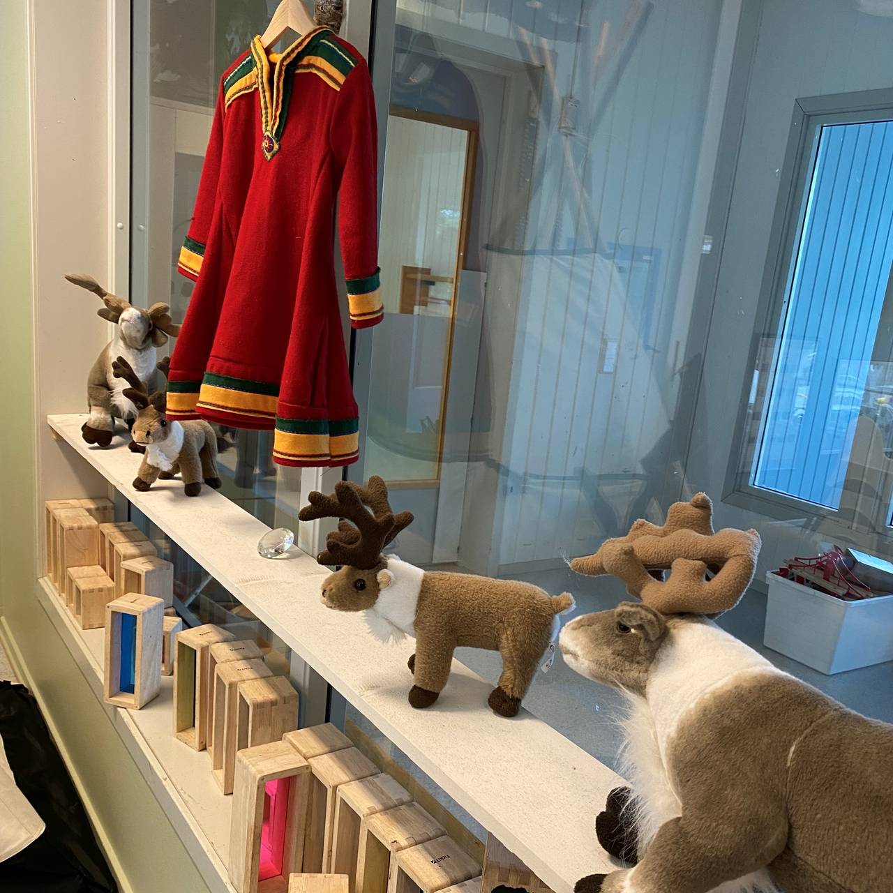 Mange reinsdyr som dekorasjon i den samiske barnehageavdelingen.