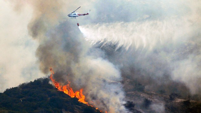 Brannhelikopter driver slukking nær Bradbury i California