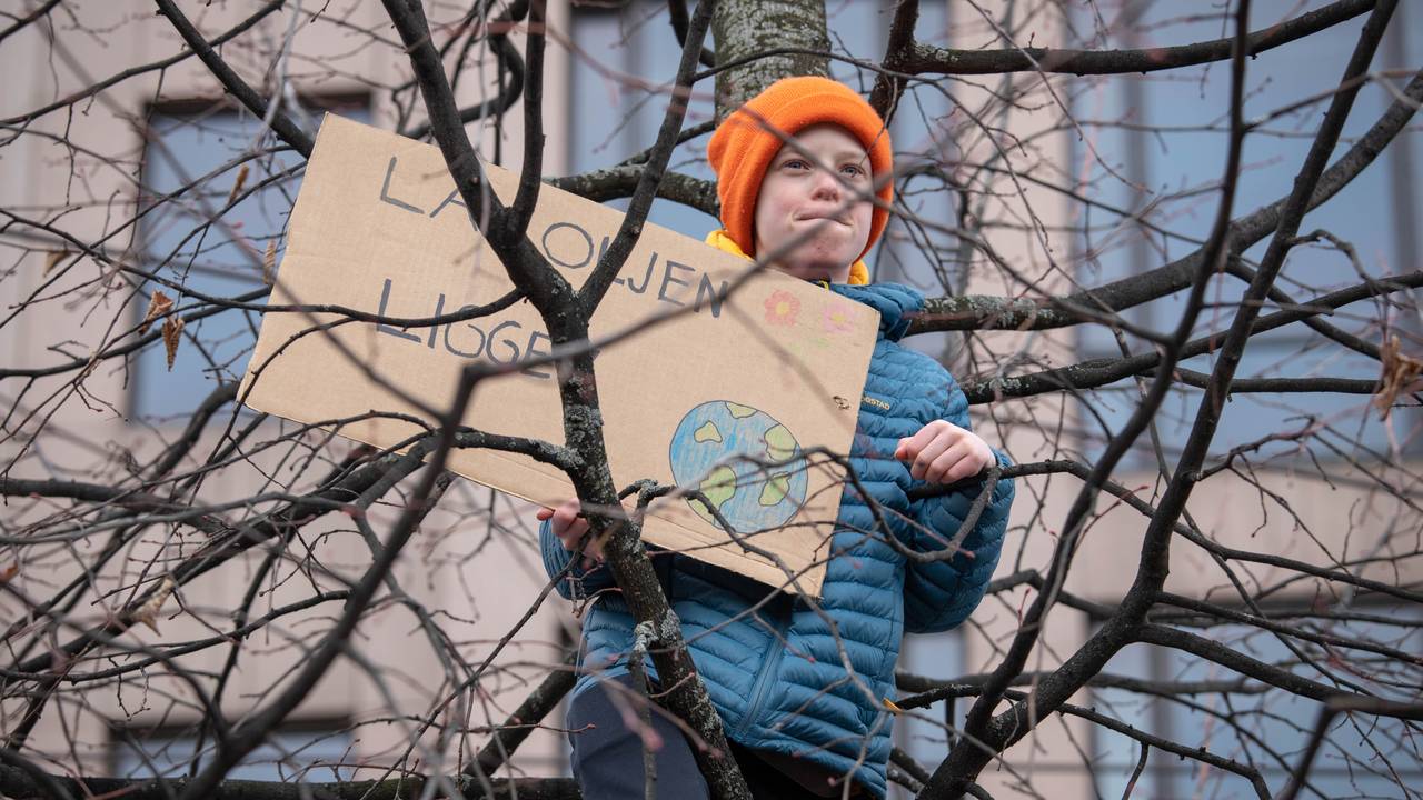 Skoleungdom streiker for klimatiltak på Eidsvolls plass i Oslo.