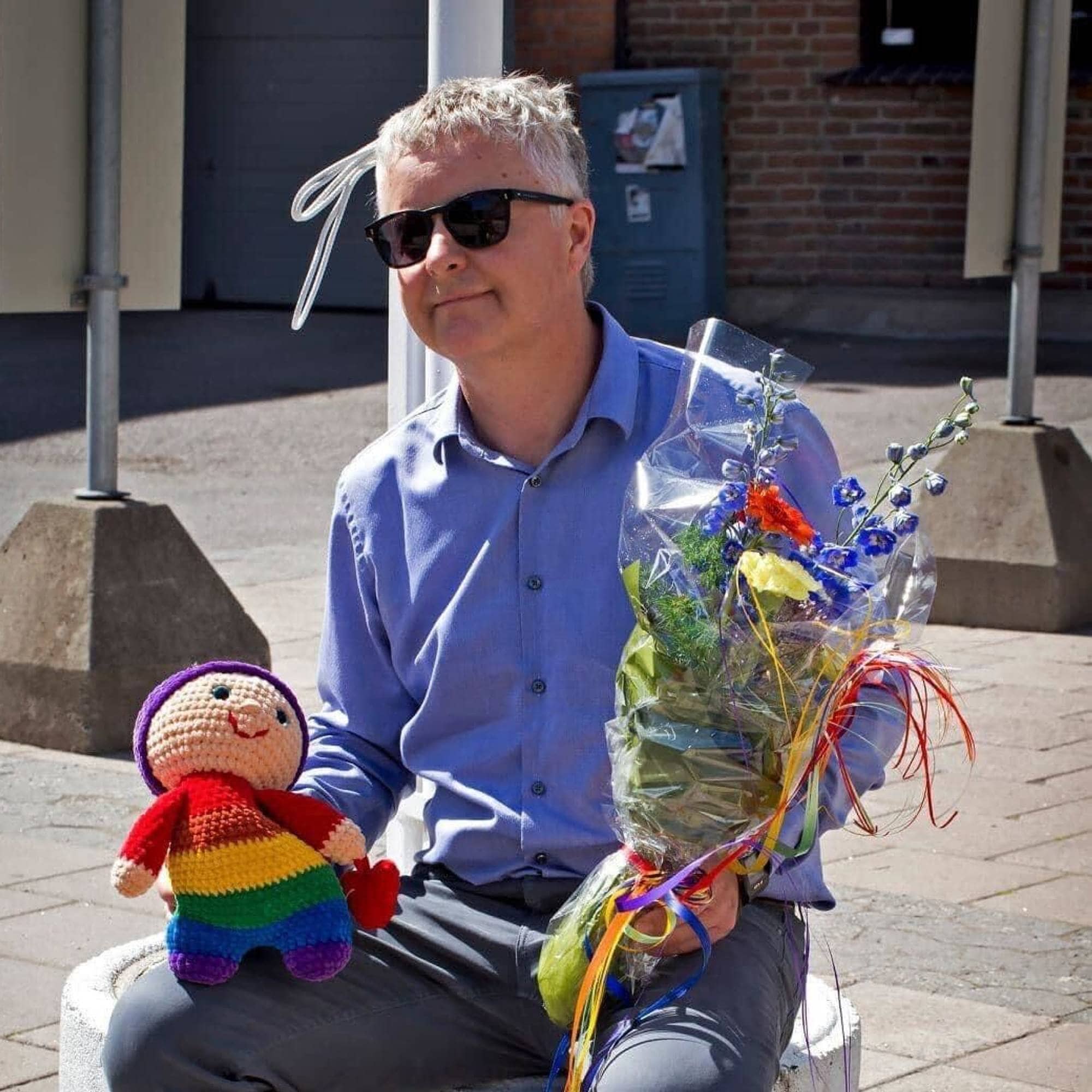 Kommunalsjef for kultur, oppvekst og familie i Horten, Are Karlsen, med en pride-dukke i 2022.