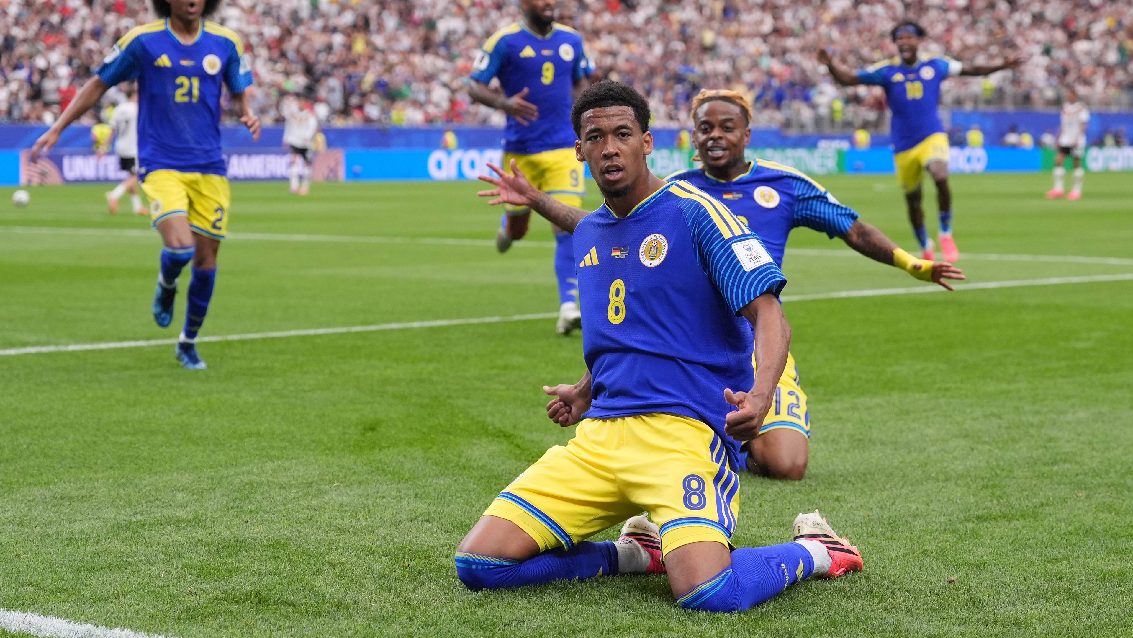 en gruppe mennesker som spiller fotball (Bildebeskrivelsen er laget av en KI-tjeneste)