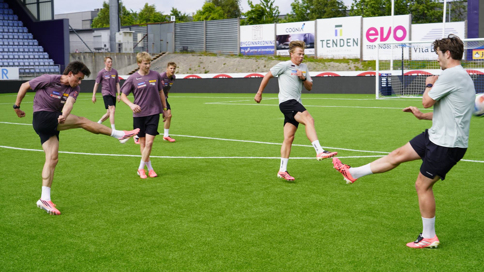 Fotballspillere. En skyter, to forsøker å blokkere.