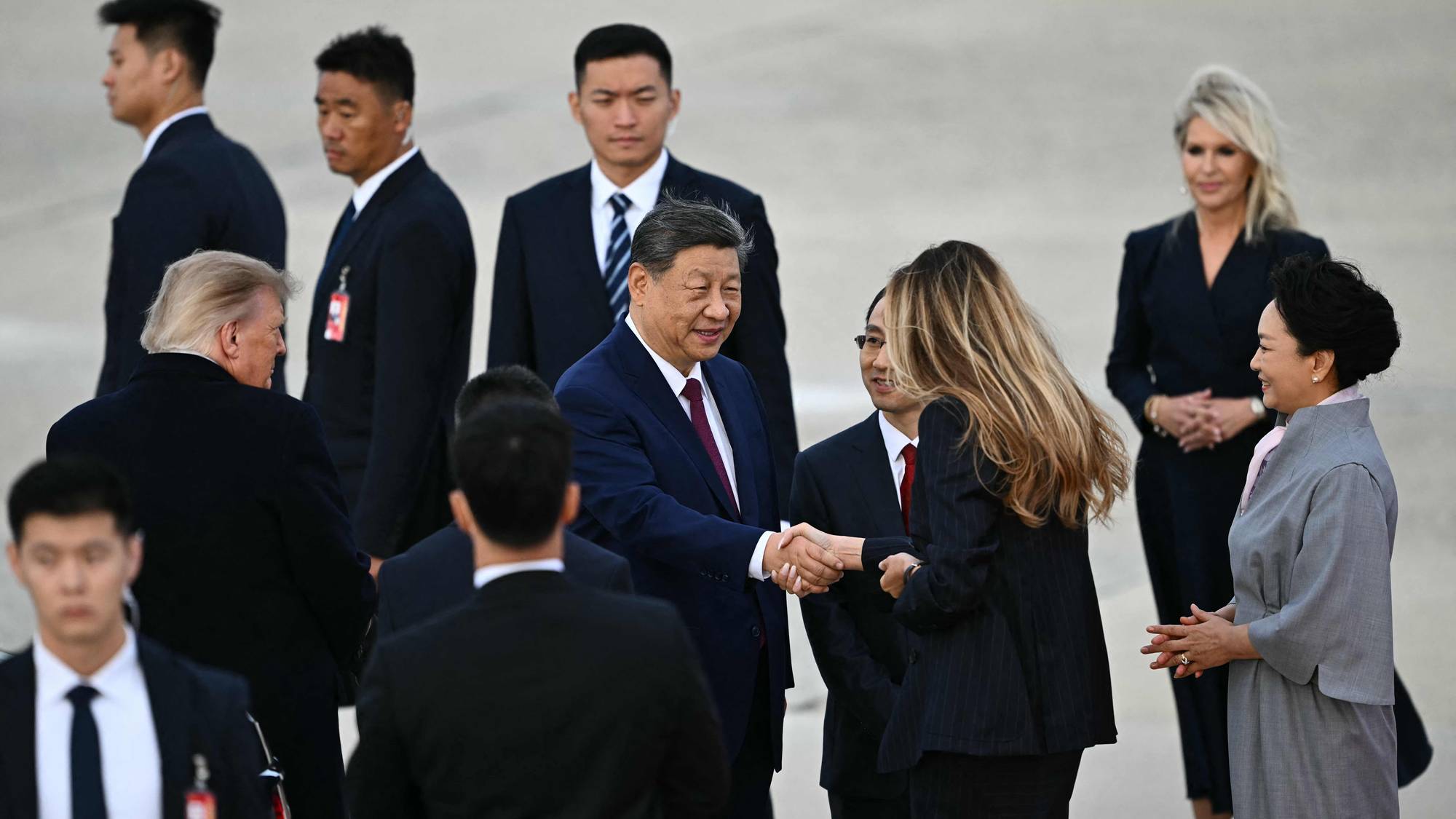 Xi Jinping håndhilser på en Melania Trump mens Donald Trump og Peng Liyuan står i nærheten. (Bildebeskrivelsen er laget av en KI-tjeneste)
