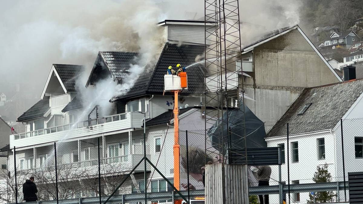 Brann i leilegheitskompleks: – Vi har ikkje kontroll