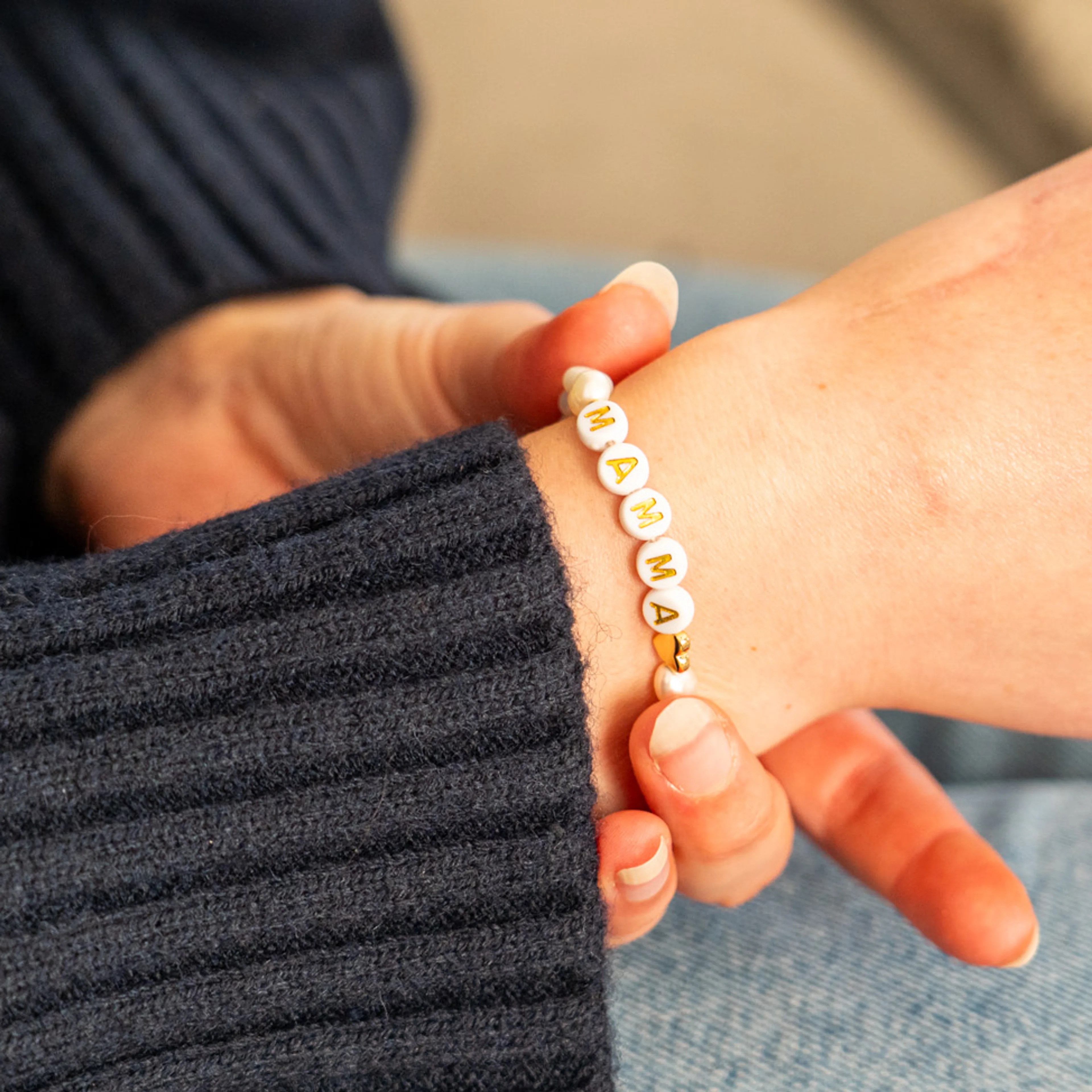 Armbånd det står "mamma" på