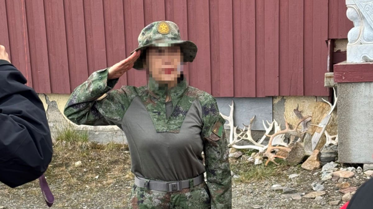 Poserte i kinesisk militær uniform på Svalbard: – Provoserende