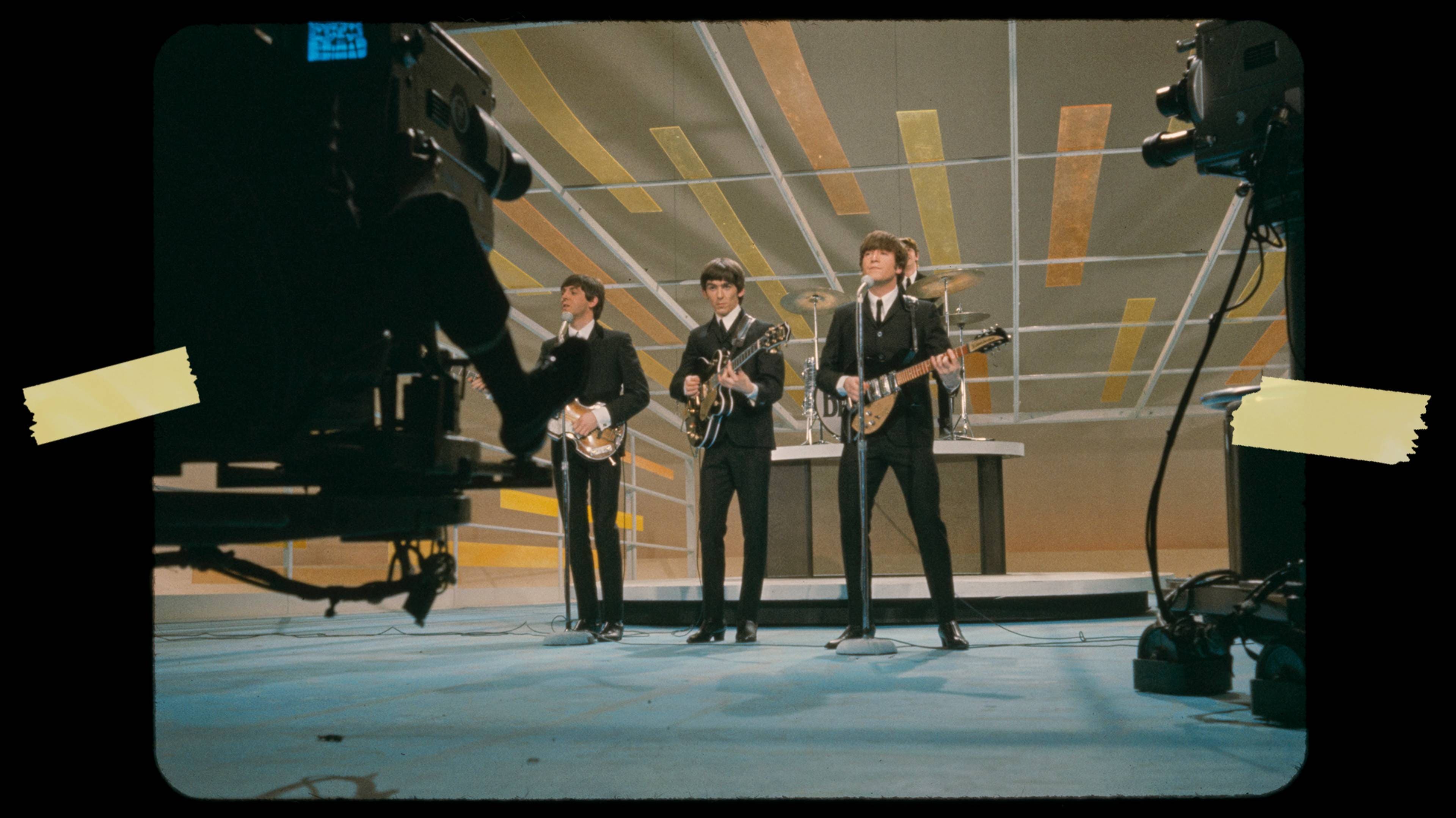 Bilde av Beatles som deltar i Ed Sullivan show. Bildet er teipa fast i saken