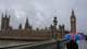 CARLOS JASSO / AFP / NTB En person med en paraply med britiske farger går på en bro foran Houses of Parliament i London. Det regner, og himmelen er overskyet. Den ikoniske klokken Big Ben kan sees i bakgrunnen. Omgivelsene er preget av en våt og grå atmosfære. (Bildebeskrivelsen er laget av en KI-tjeneste)