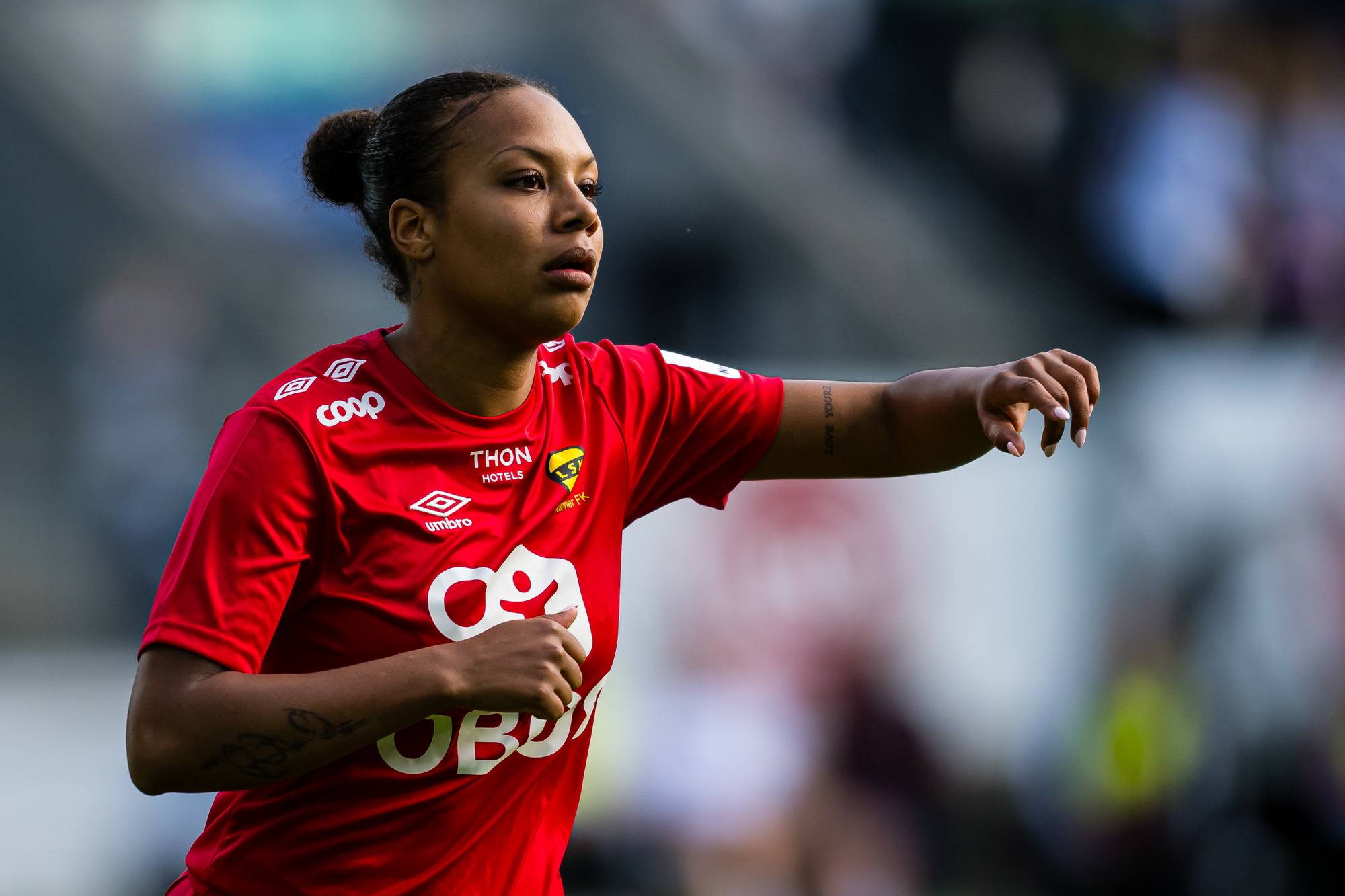 Jasmin Mansaray peker mens hun spiller fotball. 
