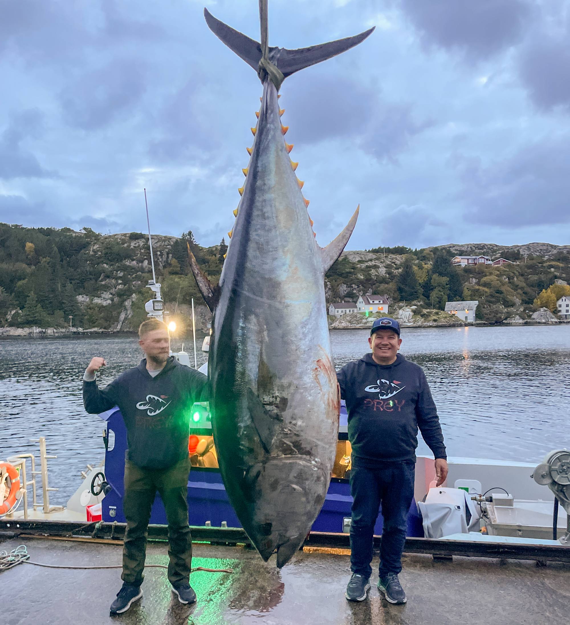 fiskarar-fekk-makrellst-rje-p-nesten-400-kilo-p-fiskestong-utanfor