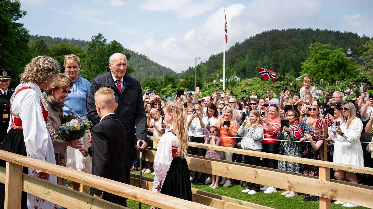 Kong Harald møtt av jubel – nå nærmer han seg målet