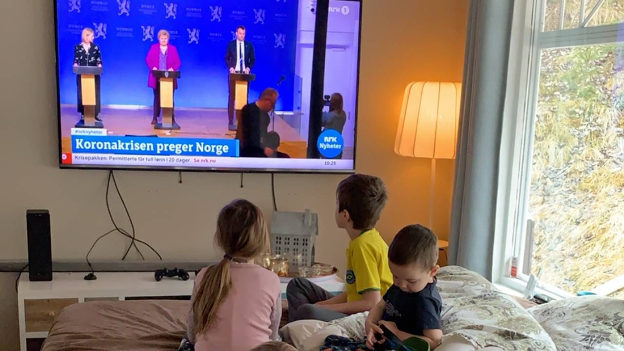 Ninas barn ser på pressekonferanse i mars.