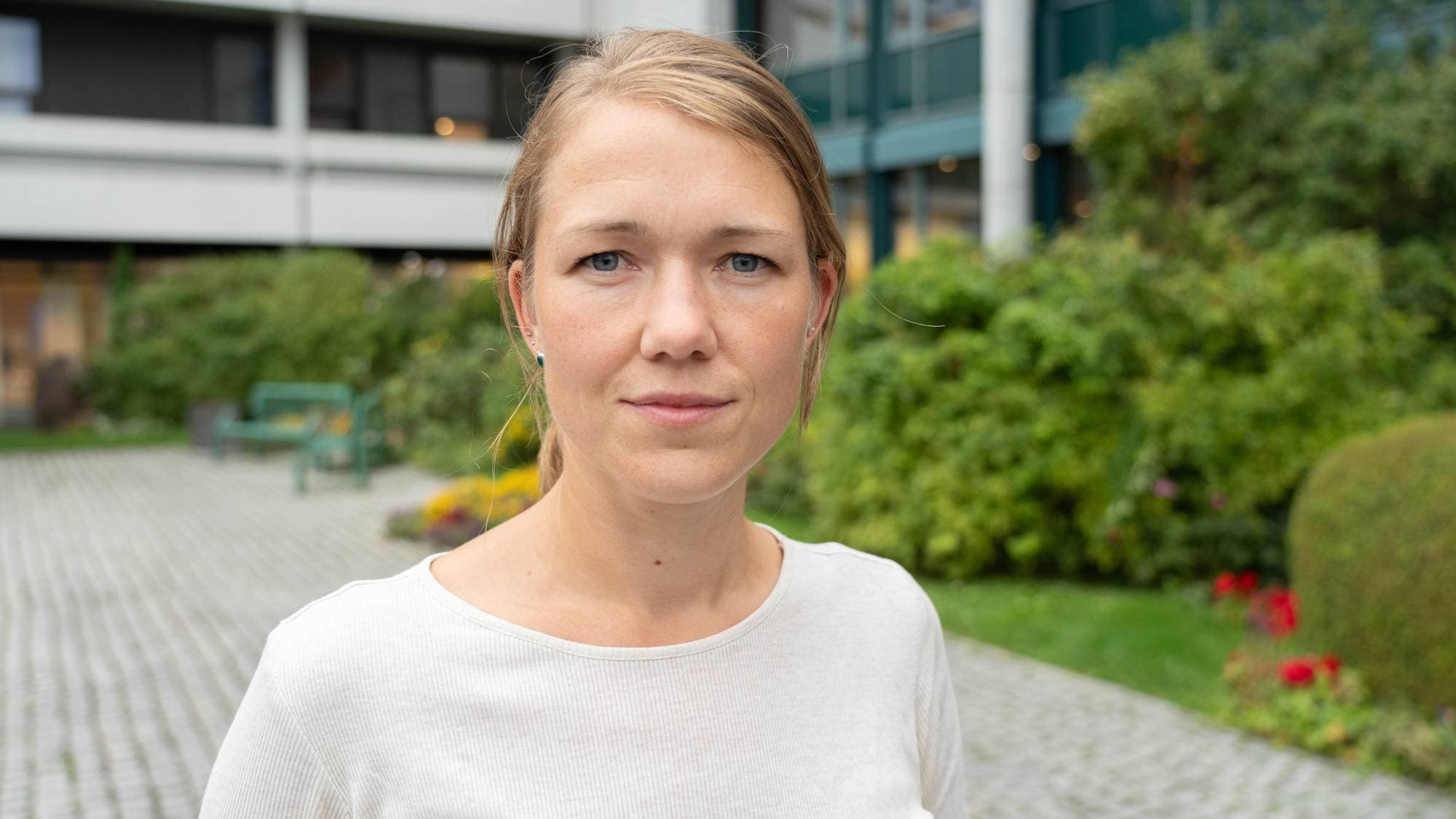Une Aina Bastholm smiler til kameraet