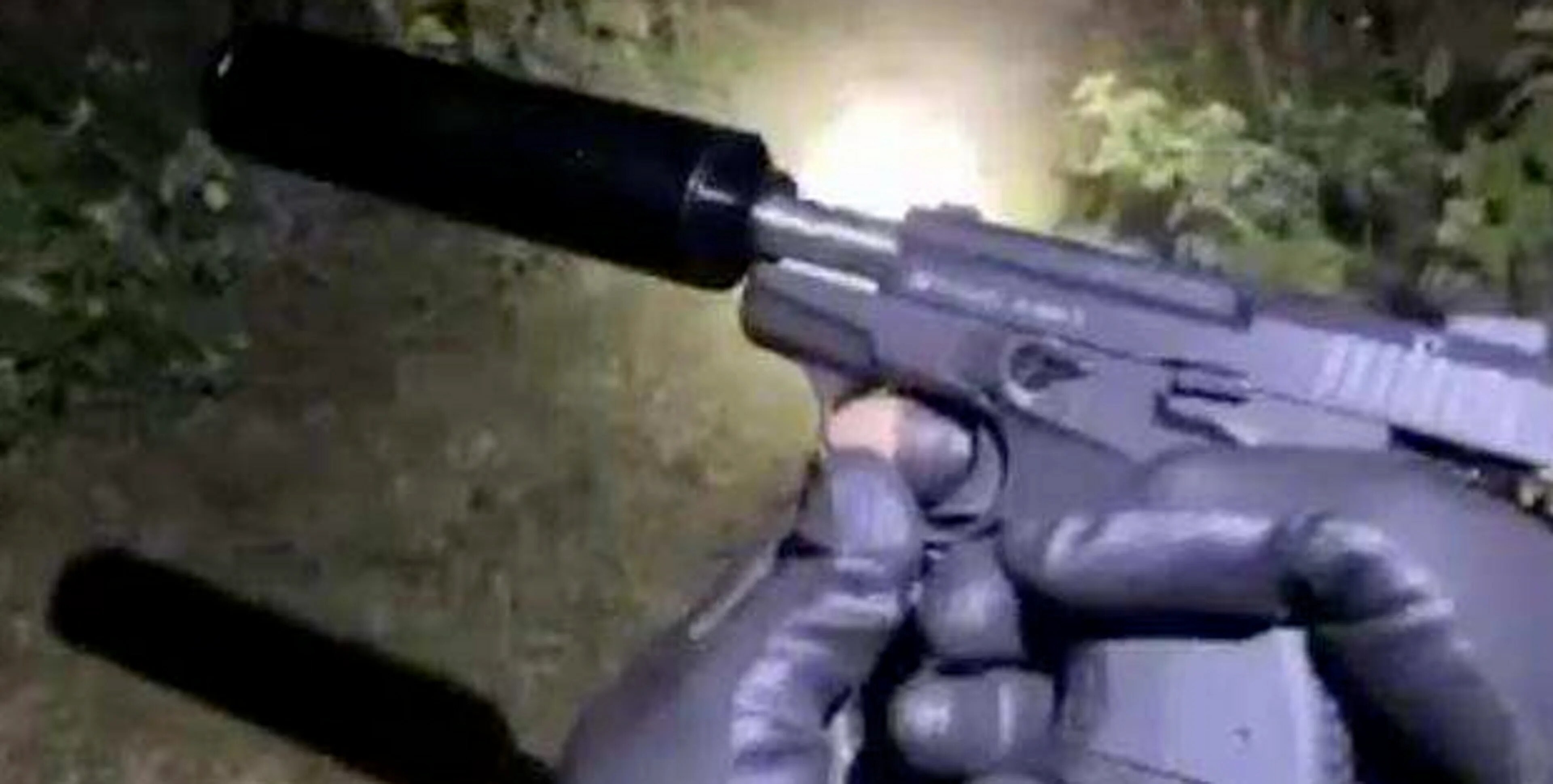 Bilde av pistol med lyddemper