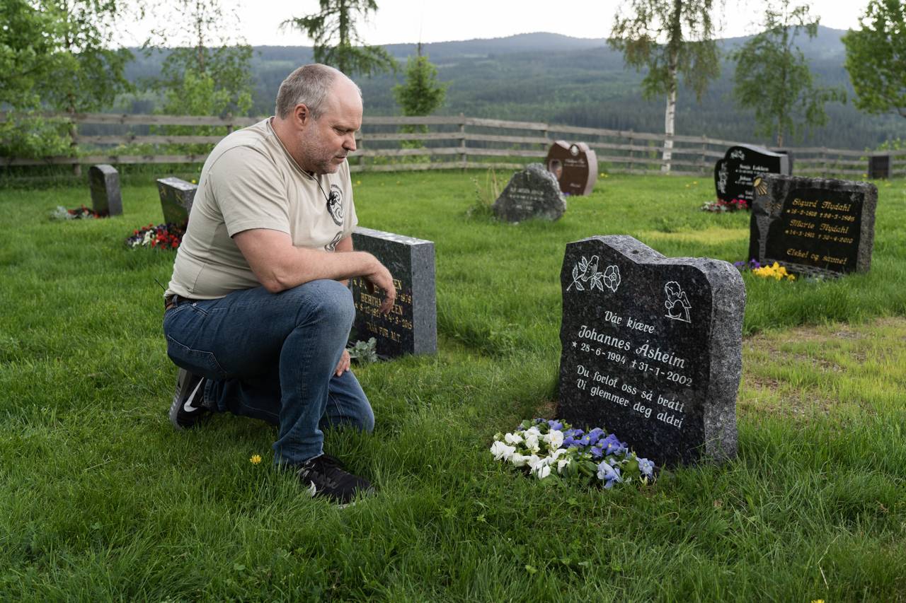 Roger Åsheim besøker grava til sønnen Johannes som ble drept av seks hunder i 2002.