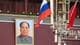 GREG BAKER / AFP,NTB Et portrett av Mao Zedong henger ved siden av det russiske og det kinesiske flagget. En lysmast med flere overvåkningskameraer står foran den rødmalte bygningen. Bygningen har tradisjonelle kinesiske vinduer og et gullfarget tak. (Bildebeskrivelsen er laget av en KI-tjeneste)