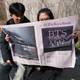 Lee Jin-man / AP,NTB To personer ser på en avis. Avisen har overskriften "BTS IS BACK". Avisen heter The Korea Herald. (Bildebeskrivelsen er laget av en KI-tjeneste)