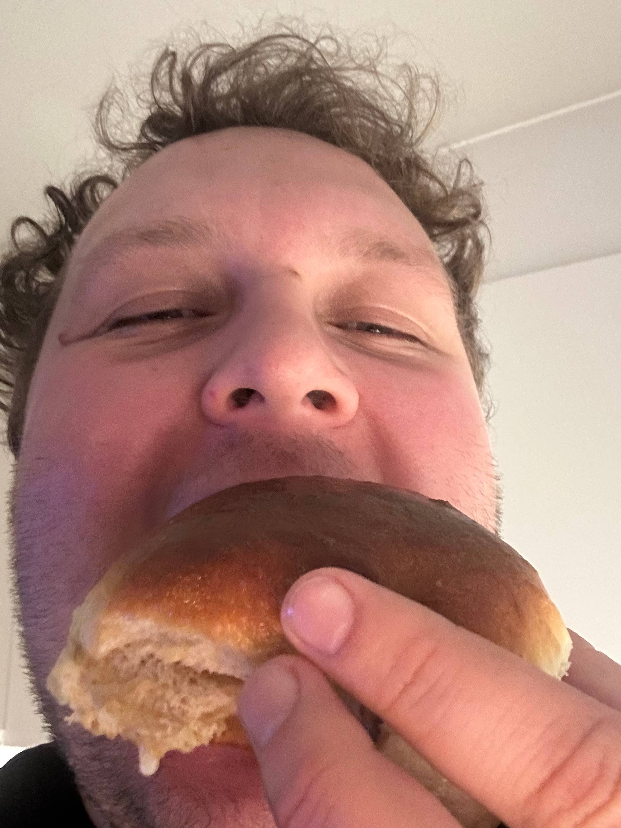 Jonas Bergløv spiser bolle