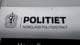 Kasper Holgersen Bildet viser et skilt med teksten "POLITIET NORDLAND POLITIDISTRIKT" på en metallisk bakgrunn. Skiltet inneholder også et emblem med en løve. Det er delvis fokusert på skiltet, noe som indikerer en politistasjon eller offentlig bygg. Ingen personer er synlige i bildet. (Bildebeskrivelsen er laget av en KI-tjeneste)