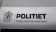 Kasper Holgersen Bildet viser et skilt med teksten "POLITIET NORDLAND POLITIDISTRIKT" på en metallisk bakgrunn. Skiltet inneholder også et emblem med en løve. Det er delvis fokusert på skiltet, noe som indikerer en politistasjon eller offentlig bygg. Ingen personer er synlige i bildet. (Bildebeskrivelsen er laget av en KI-tjeneste)