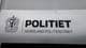 Kasper Holgersen Bildet viser et skilt med teksten "POLITIET NORDLAND POLITIDISTRIKT" på en metallisk bakgrunn. Skiltet inneholder også et emblem med en løve. Det er delvis fokusert på skiltet, noe som indikerer en politistasjon eller offentlig bygg. Ingen personer er synlige i bildet. (Bildebeskrivelsen er laget av en KI-tjeneste)