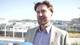 Benjamin Fredriksen Hans Christian Kaurin Hansson, regiondirektør i NHO Nordland, står på en stor veranda med grønne vekster. I bakgrunnen synes deler av Bodø. Hansson har brunt hår, kort skjegg, hvit dressjakke og stripete skjorte.