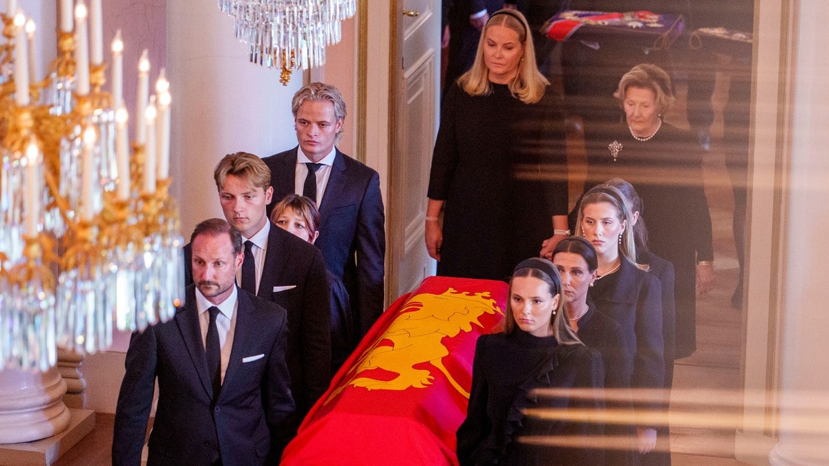 Høiby i båreseremoni skaper debatt i utlandet