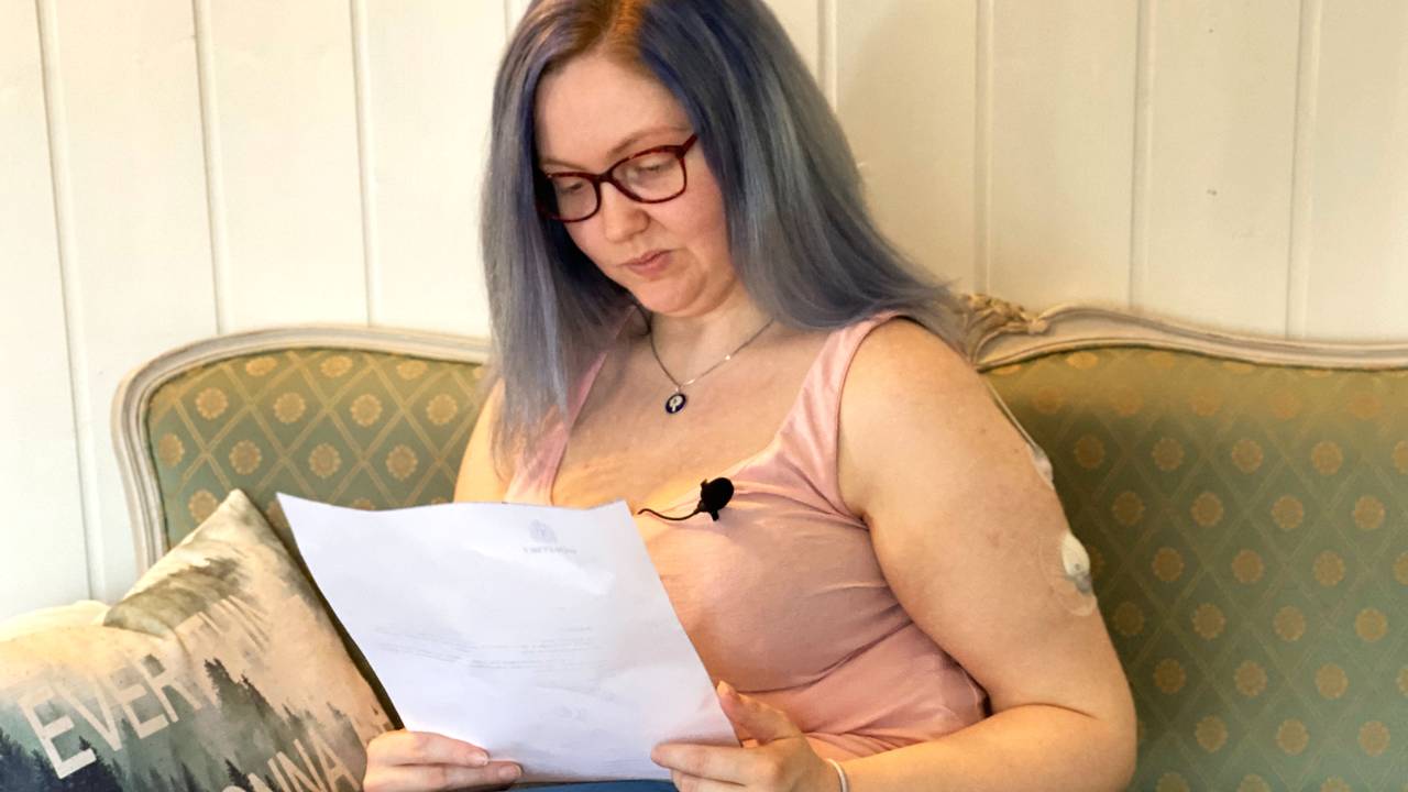 Evelyn Holst med brevet