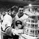 Richard Drew / AP,NTB Potvin (nummer fem) med den enorme pokalen fra stanley cup