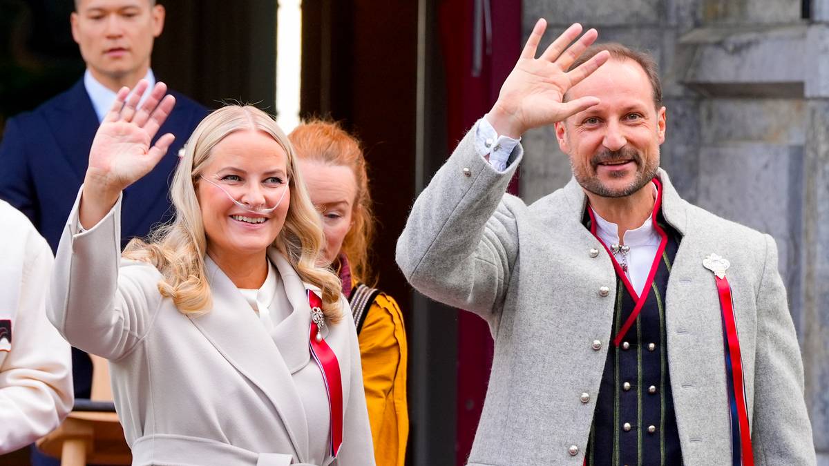 Kronprinsesse Mette-Marit med pustehjelp på Skaugum