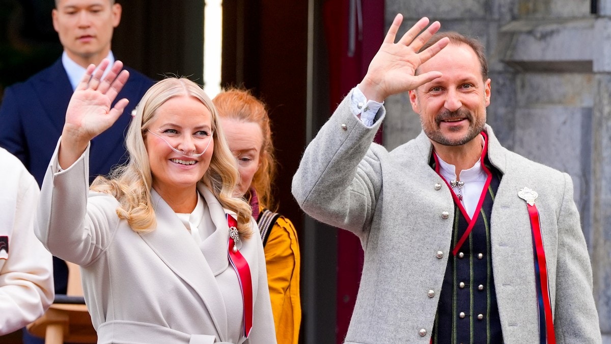 Kronprinsfamilien hilste barnetoget på Skaugum