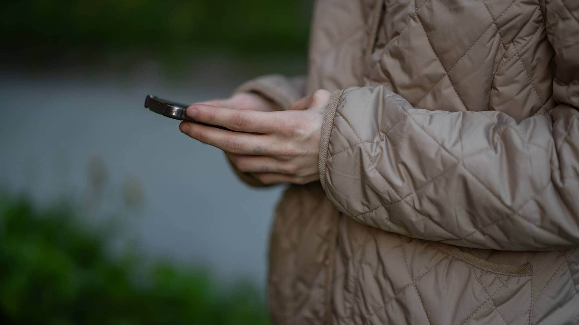 "Julie" som holder telefonen sin i hånden