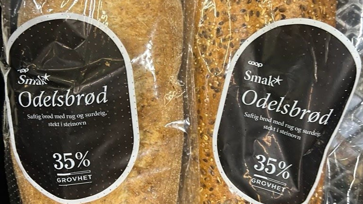 To pakker med grovbrød av typen Odelsbrød i plastemballasje plassert i en handlekurv. (Bildebeskrivelsen er laget av en KI-tjeneste) FOTO: Coop / Handout/NTB