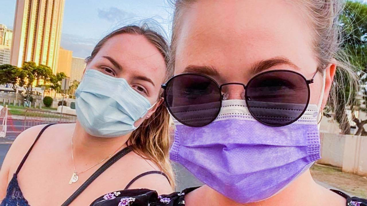 Sarah Mariell Balto med munnbind i Hawaii