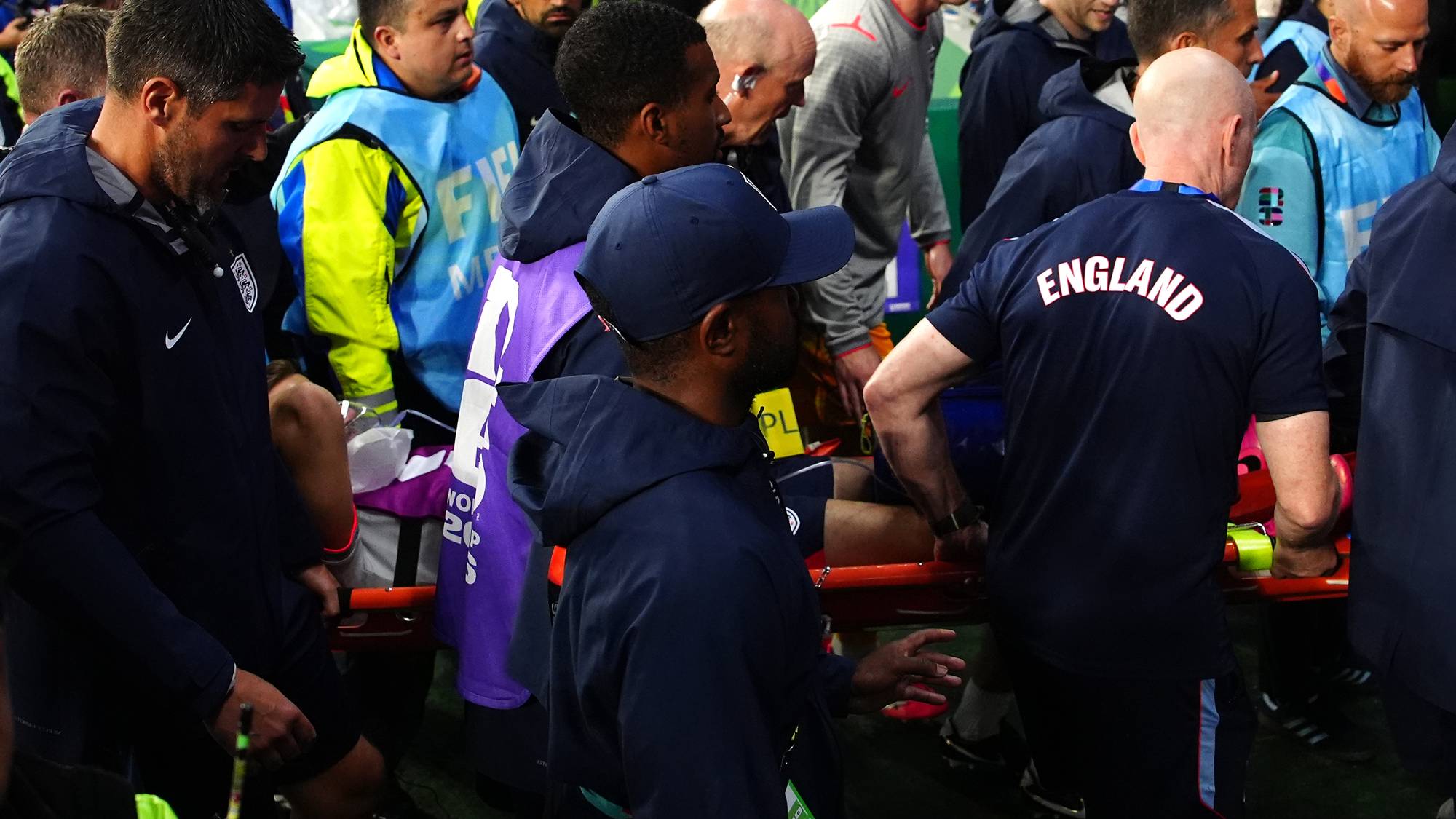 Jordan Henderson bæres ut på båre etter han falt over reklameskilt etter kampen