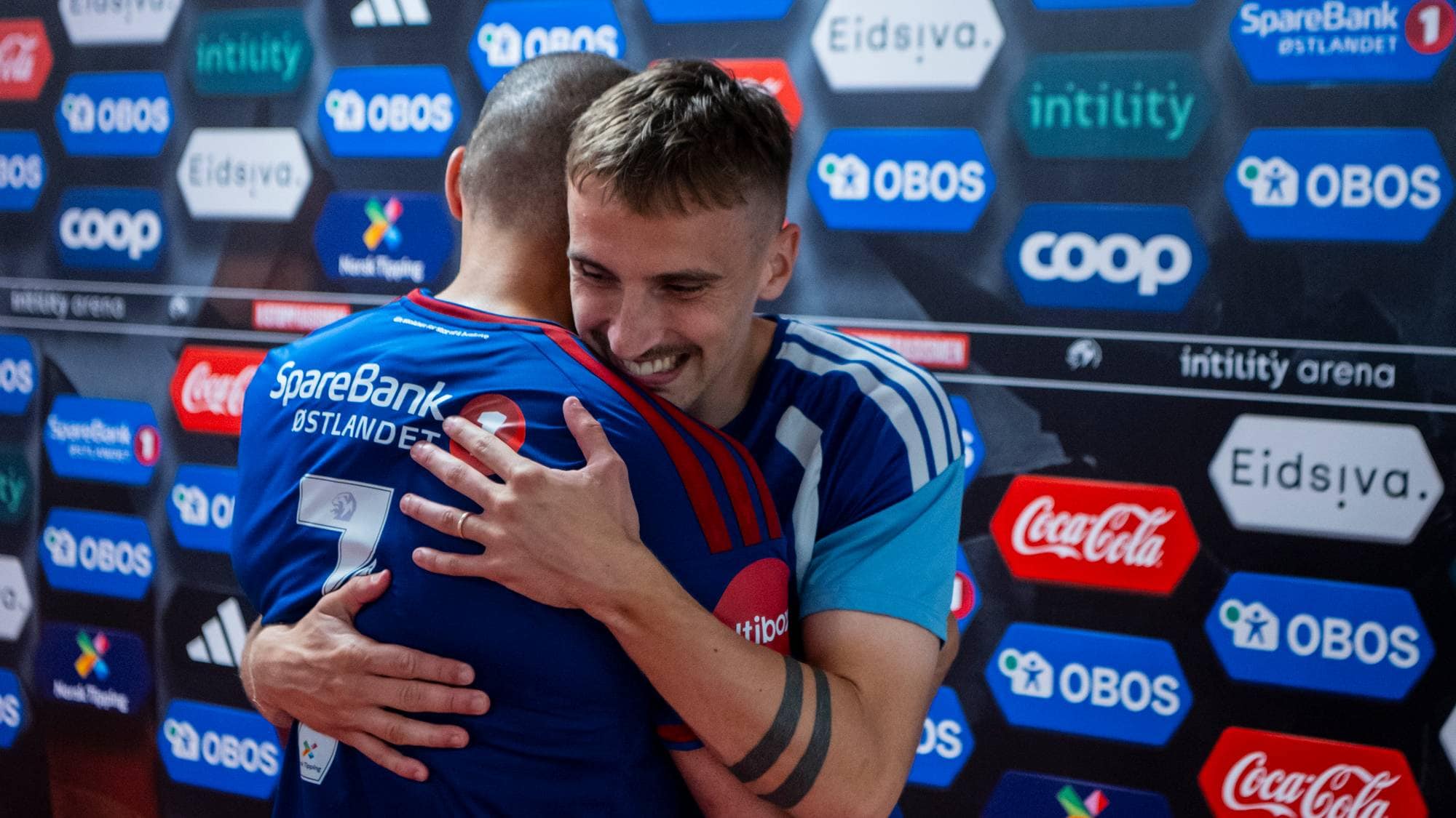 Vålerengas Mohamed Ofkir og Lucas Haren jubler etter eliteseriekampen mellom Vålerenga og Aalesund på Intility Arena.
