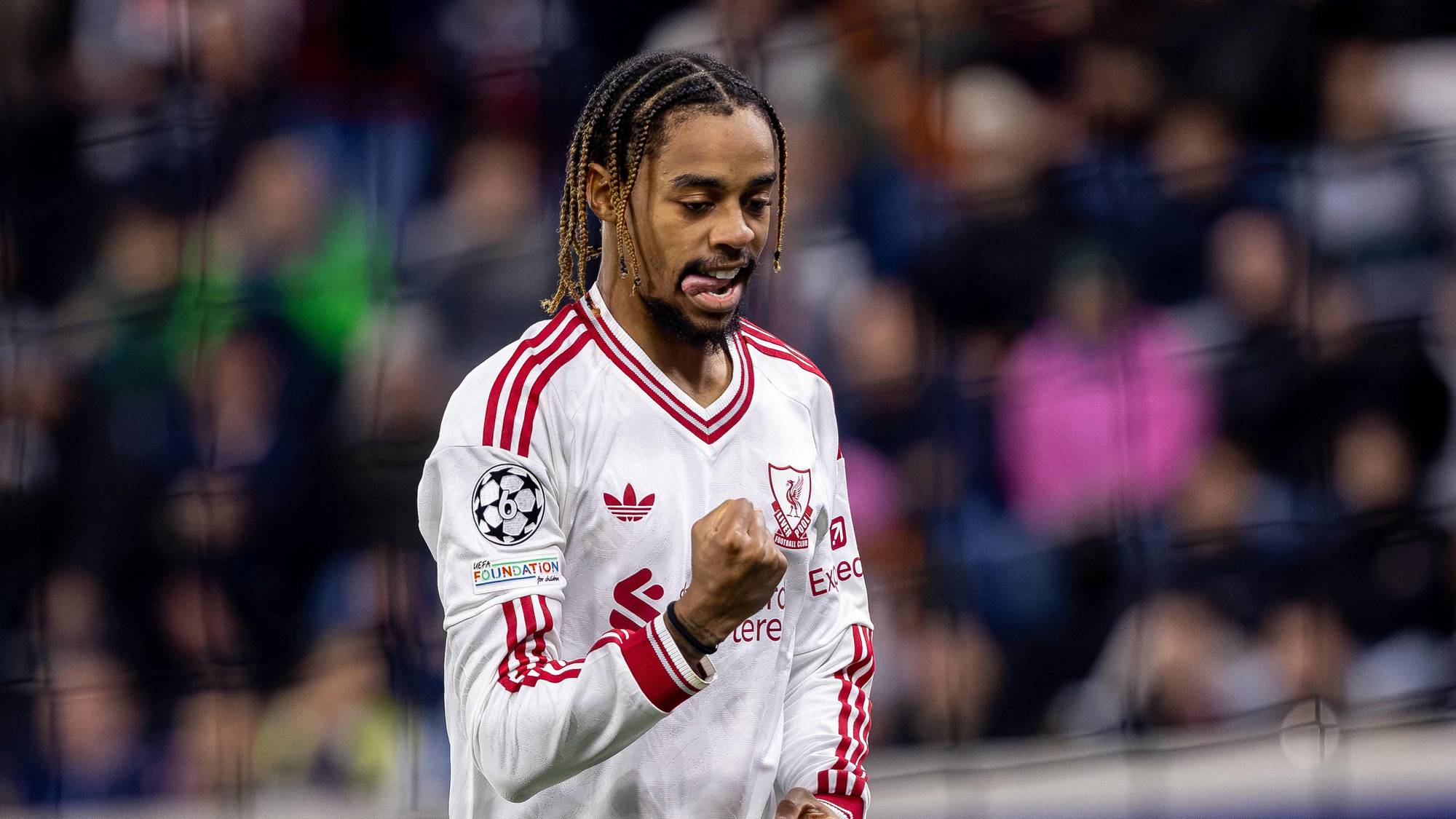 Liverpool-spiller Ryan Gravenberch feirer med knyttet neve under en fotballkamp. (Bildebeskrivelsen er laget av en KI-tjeneste)