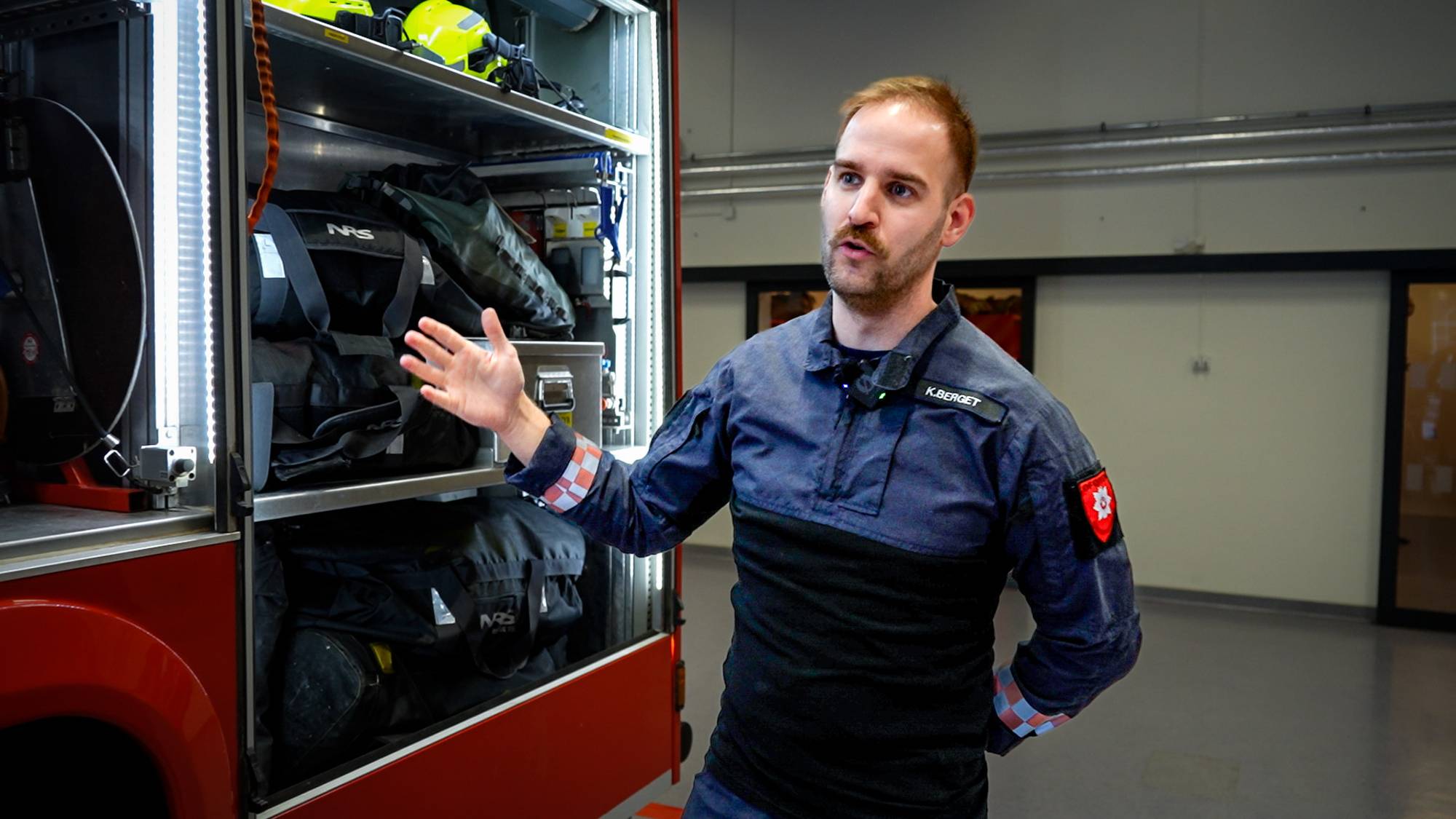 Brannkonstabler som viser rundt på brannstasjonen