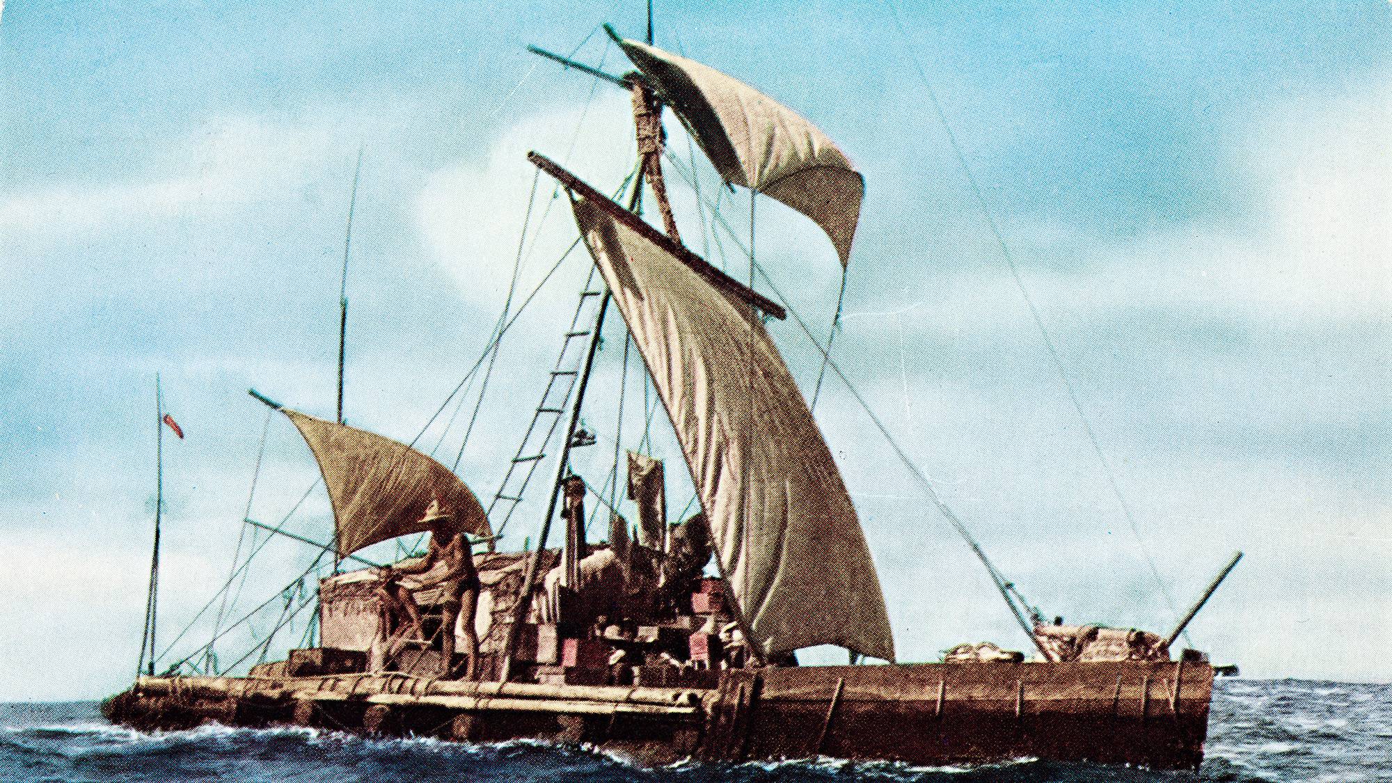 Fargelagt foto av Kon-Tike fra dokumentarfilmen med samme navn.
