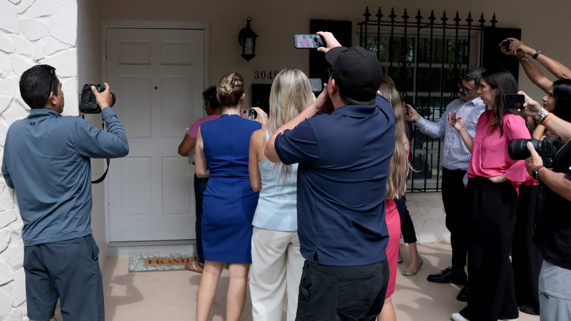 Mobiltelefonen har visket ut noen av de gamle skillene i det amerikanske medielandskapet. Her samler mediefolk seg utenfor hjemmet til bloggeren Perez Hilton i Florida.