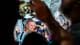 Foto: Fredrik Varfjell / NTB Erling Braut Haaland omgitt av pressefolk som tar bilder med mobiltelefoner og mikrofoner. (Bildebeskrivelsen er laget av en KI-tjeneste)