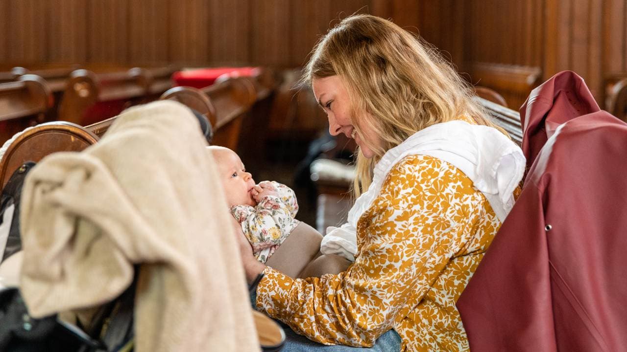 Marie ser på Pauline
