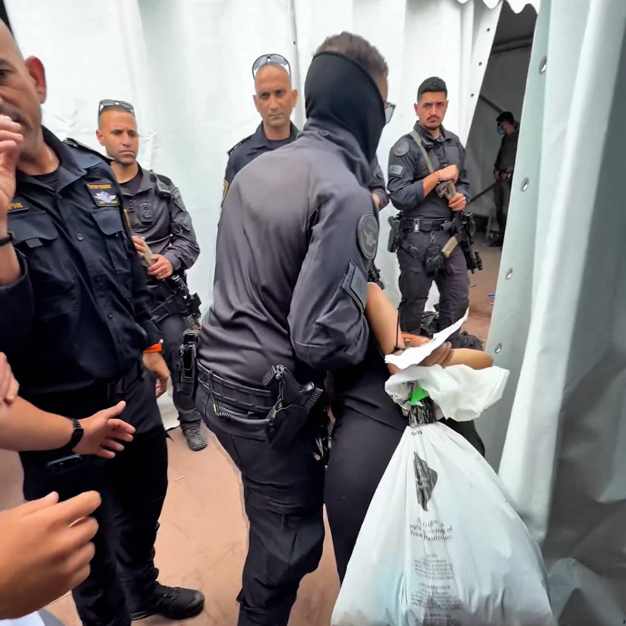 En aktivist blir arrestert