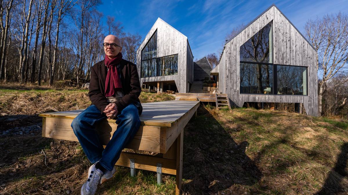 Bygde arkitektteikna hus på øy - men no blir båttilbodet kutta