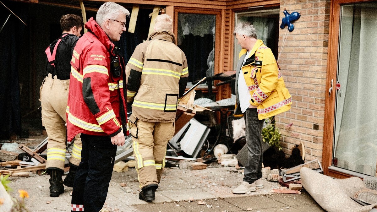 Bil kjørte inn i husvegg – én til sykehus i luftambulanse