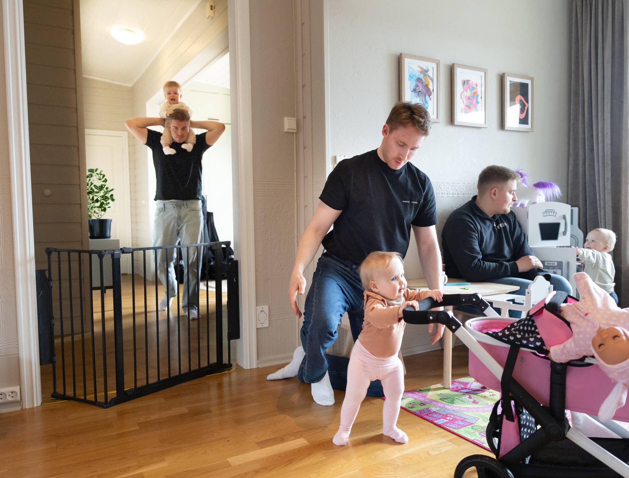 Tre pappaer som leker med barna