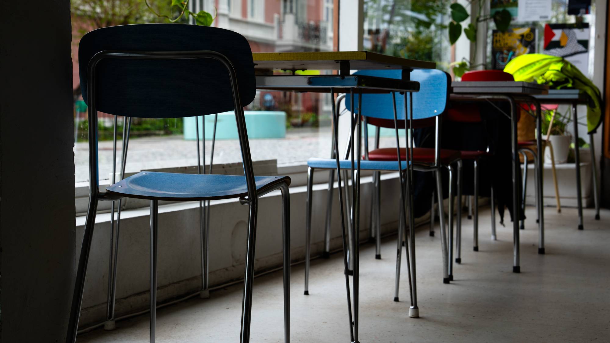 Tomme stolar på ein kafé